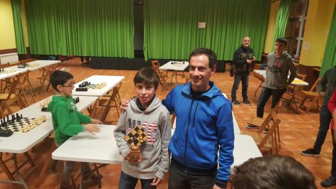 Ander Tafall estaba enfermo, pero acudió al jugar el torneo y al final se llevo el trofeo de ganador del Infantil