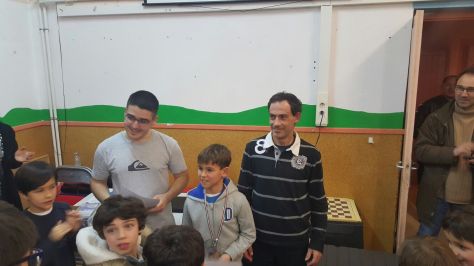 Mikel Ollo recibiendo su trofeo