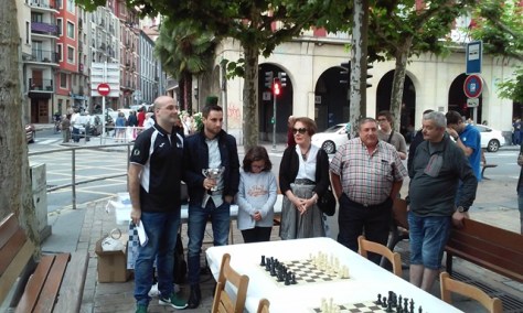 Álvaro Díaz de Altzaga Leioa recibiendo el premio al equipo subcampeón