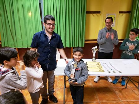 Iker Tafall Sub8 txapelduna Oscar Diezen eskutik saria jasotzen