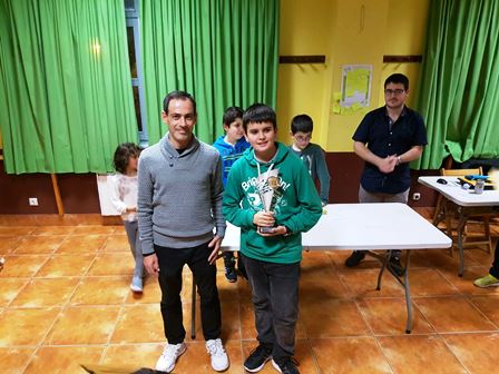 Unai Eguaras SUb16 txapelduna Carlos Pascual txapelketako zuzendariarekin