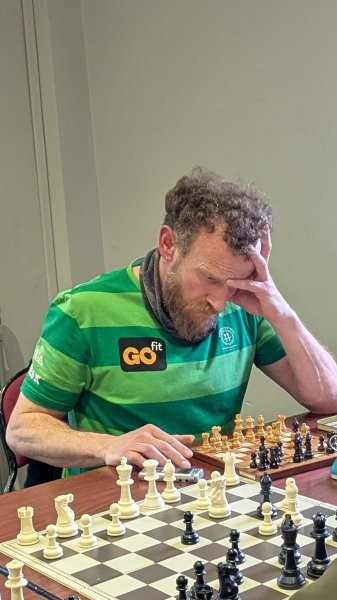 Bittor analizando una posición con ayuda de su tablero adaptado!